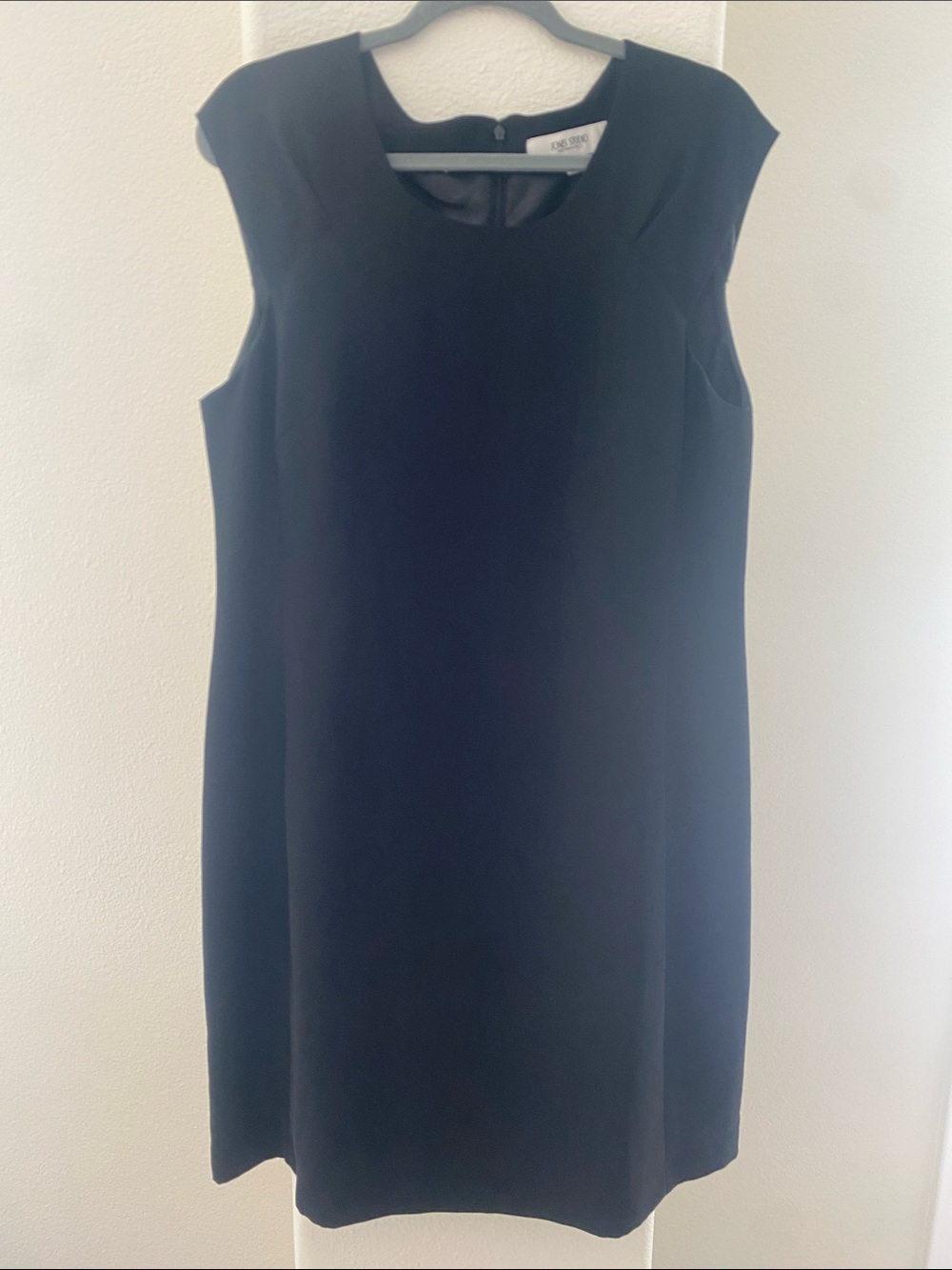 Jones Studio Black Sleeveless Shift Dress
